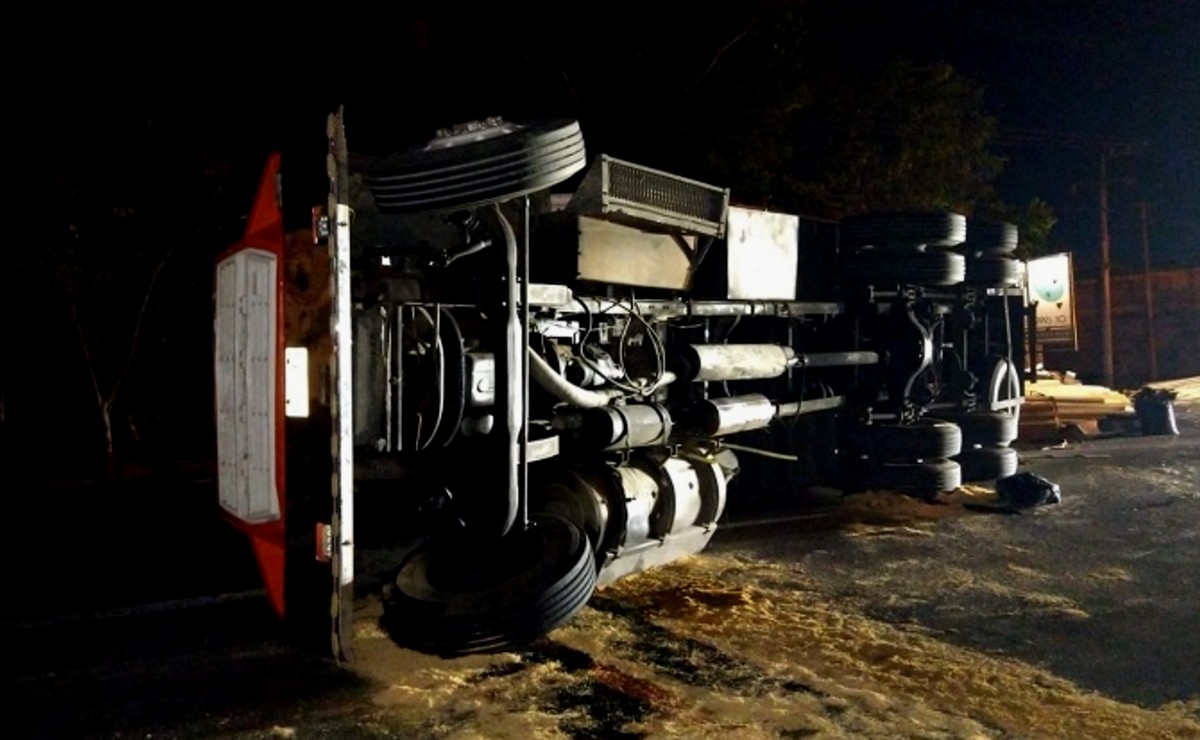 Vuelca tráiler sobre el periférico de Mérida tras presentar una falla mecánica