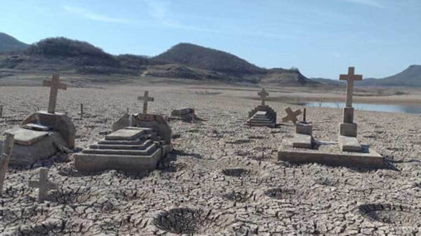 Ante la grave sequía de la región, quedó al descubierto en un panteón sumergido tras la construcción de una presa, ubicada en Sinaloa