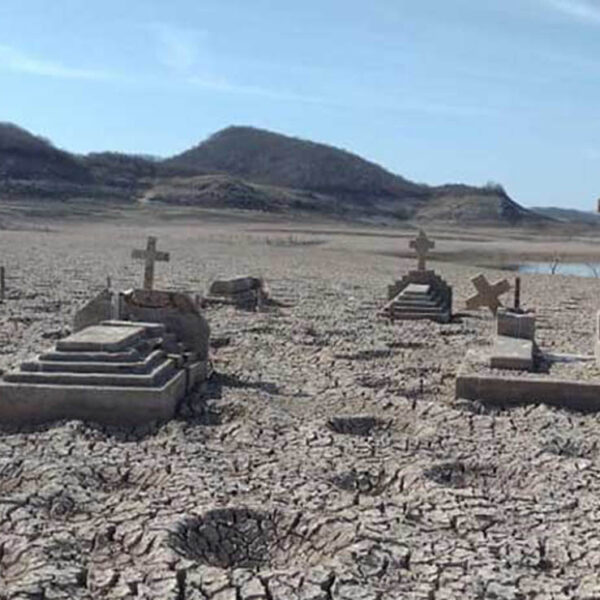 Ante la grave sequía de la región, quedó al descubierto en un panteón sumergido tras la construcción de una presa, ubicada en Sinaloa