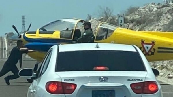 Aterriza de emergencia una avioneta en carretera de Baja California.