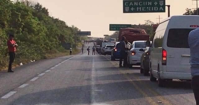 Ejidatarios de la Zona Sur de Quintana Roo bloquean carretera Chetumal-FCP; buscan un diálogo con AMLO, quien está de gira de trabajo.