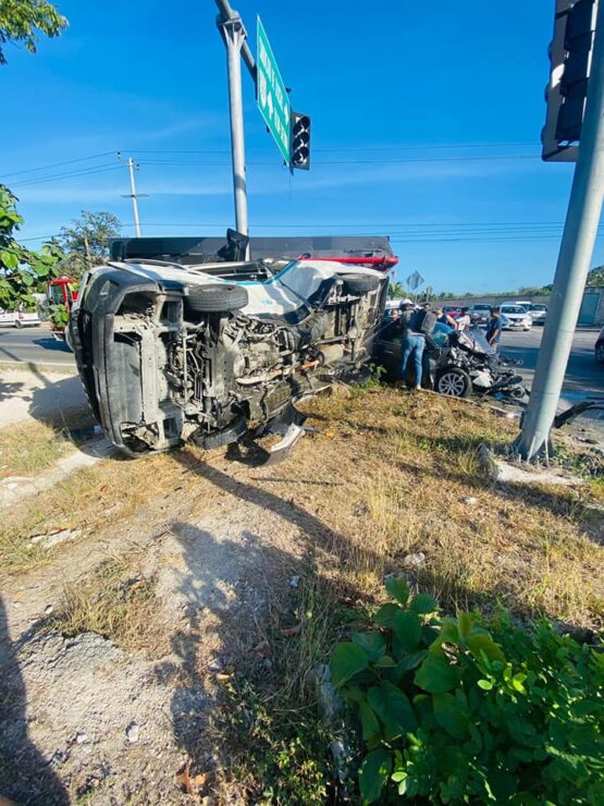 Aparatoso accidente en la carretera Playa del Carmen-Tulum; vehículo particular embiste a una Urvan del sindicato taxista que termina volcada.