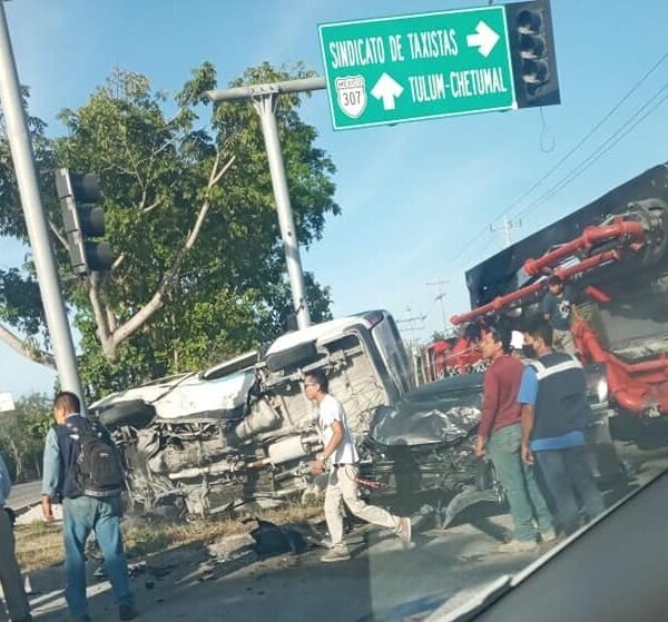 Aparatoso accidente en la carretera Playa del Carmen-Tulum (VIDEO).