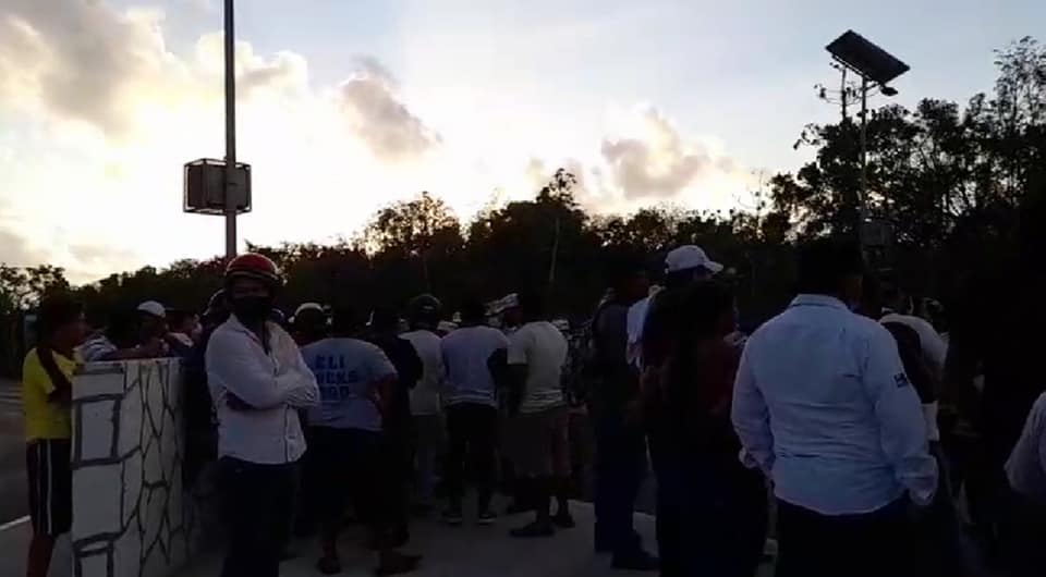 Bloquean avenidas en Playa del Carmen por cortes de energía en el poniente; hace dos días que son constantes los apagones en la zona de Villas del Sol..