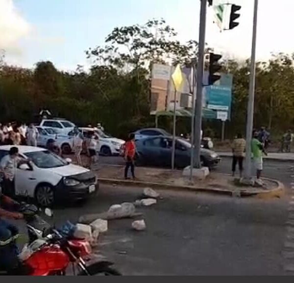 Bloquean avenidas en Playa del Carmen por cortes de energía en el poniente.