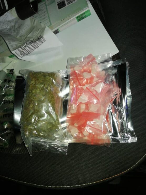 Abandonan carro de lujo con droga en Playa del Carmen; el conductor se echó a correr cuando vio a los policías. Traía marihuana y “crack”.