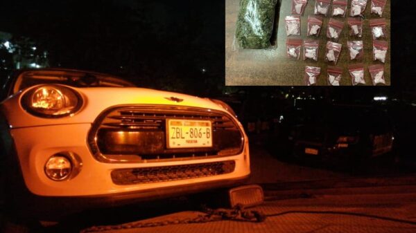 Abandonan carro de lujo con droga en Playa del Carmen.
