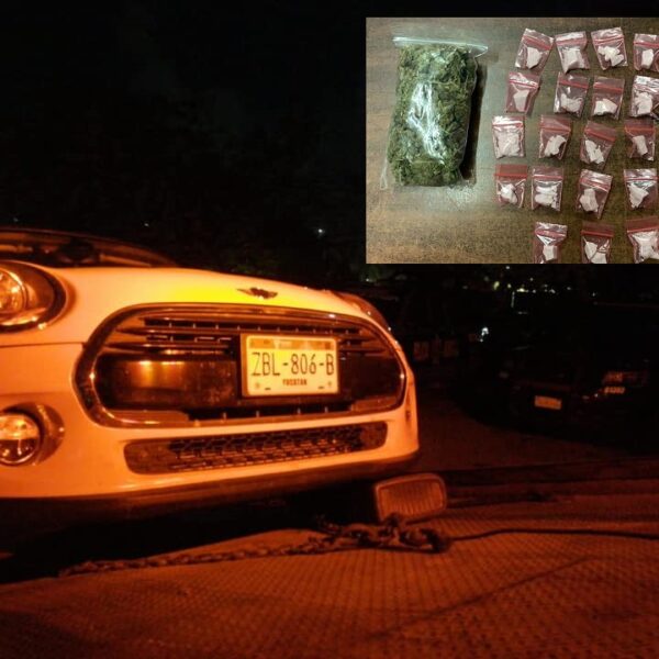 Abandonan carro de lujo con droga en Playa del Carmen.