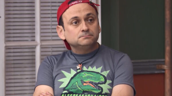 Eduardo España recibe vacuna contra el Covid-19 sin tener 50 años