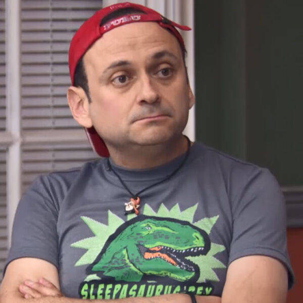 Eduardo España recibe vacuna contra el Covid-19 sin tener 50 años