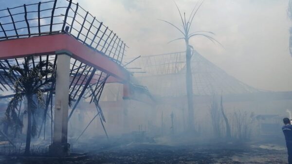 Se incendia palapa del hotel Grand Palladium en la Riviera Maya, arde palapa del hotel Gran Palladium en la Riviera Maya