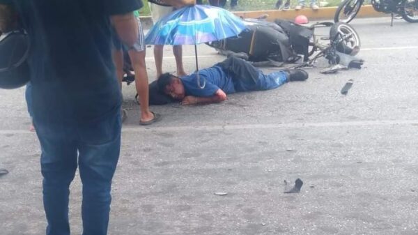 Choque deja gravemente lesionado a motociclista sobre la Andrés Quintana Roo con Chacmool en Cancún