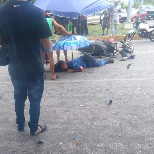 Choque deja gravemente lesionado a motociclista sobre la Andrés Quintana Roo con Chacmool en Cancún
