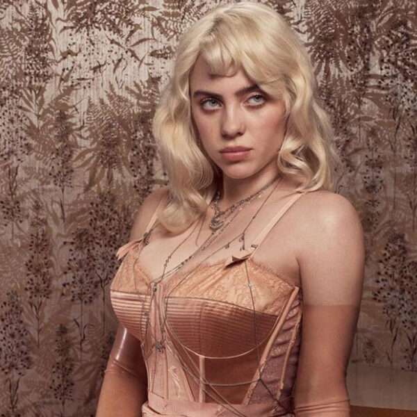 ¡Se destapa! Billie Eilish posa de manera sugerente para la portada de Vogue