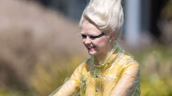 Filtran fotos de Maisie Williams con chaleco transparente