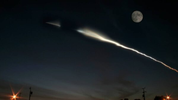 Restos del cohete chino Long March 5B se desintegran y caen en el mar Arábigo.