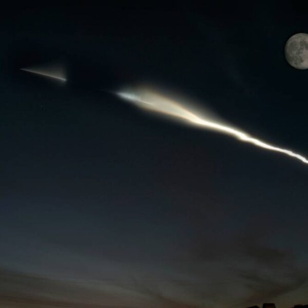 Restos del cohete chino Long March 5B se desintegran y caen en el mar Arábigo.