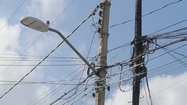 Pese a deficiencias, Cabildo de BJ beneficia a empresa de luminarias.