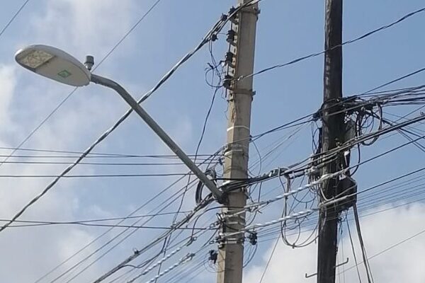 Pese a deficiencias, Cabildo de BJ beneficia a empresa de luminarias.