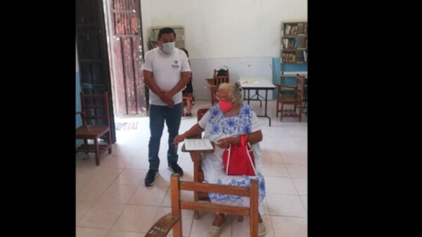 ¡Enhorabuena! Abuelita de 71 años termina su primaria en Yucatán