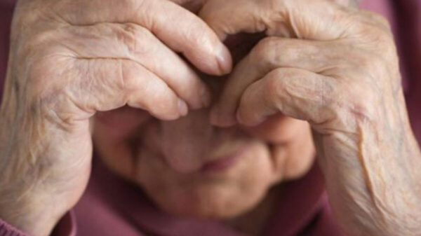 Enfermero maltrata a abuelita en asilo de Chihuahua