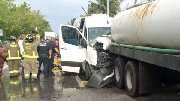Chofer de turismo queda prensado en choque en zh de Cancún