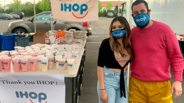 Adam Sandler sorprende a mesera que lo desconoció