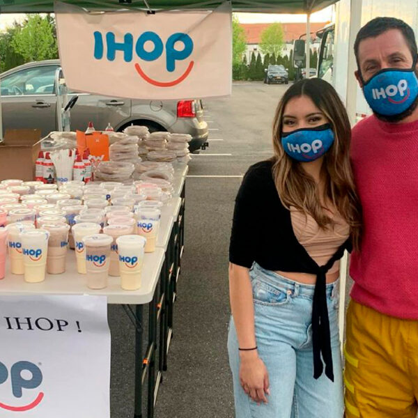 Adam Sandler sorprende a mesera que lo desconoció