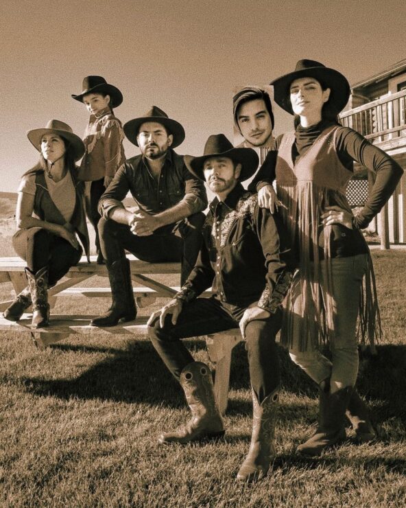 Aislinn Derbez rompe en llanto al hablar de Mauricio Ochmann