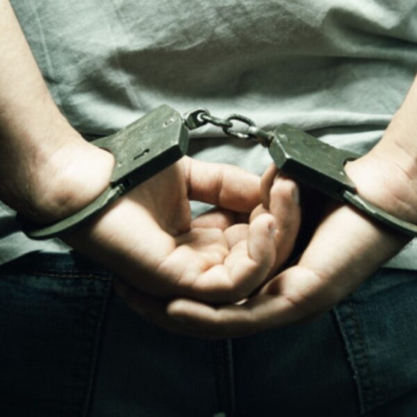 Extranjero viola medidas de restricción y ataca a su expareja e hijas en Mérida