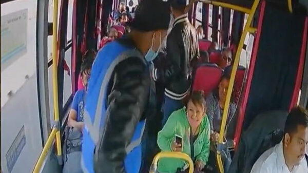 Así asaltaron dos sujetos a autobús de transporte en Edomex