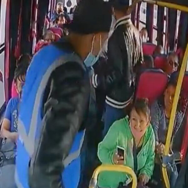 Así asaltaron dos sujetos a autobús de transporte en Edomex
