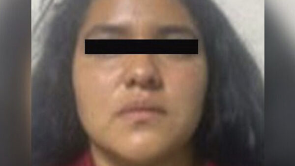 Sorprende policía a mujer que cargaba un cadáver en un costal