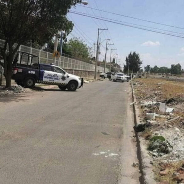 Sujetos armados bajan de un auto a mujer y le disparan