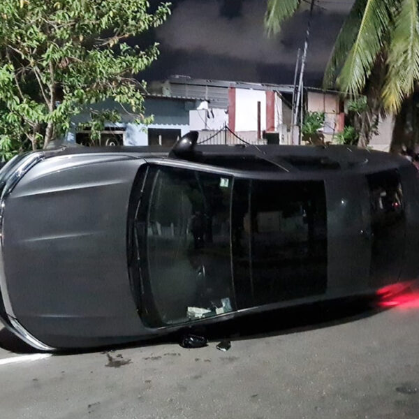 Ebrio impacta a autos estacionados y vuelca en la SM 100