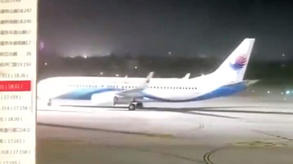 Video: De miedo! tormenta zangolotea a avión en la pista