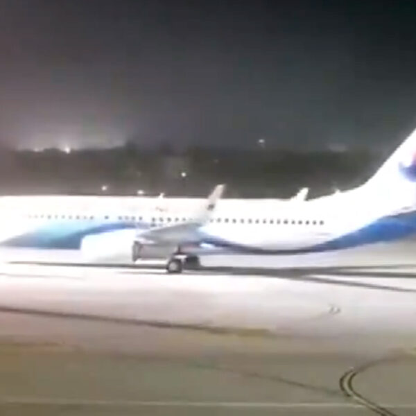 Video: De miedo! tormenta zangolotea a avión en la pista
