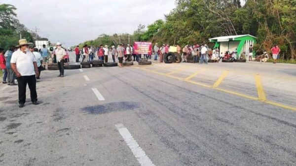 Ejidatarios de la Zona Sur de Quintana Roo bloquean carretera por donde pasará AMLO.