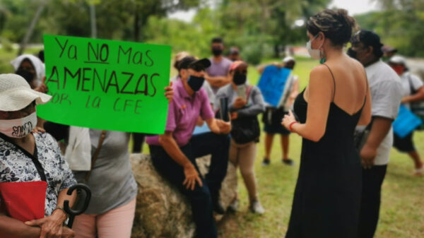 Bloquean ciudadanos acceso a la zona hotelera de Cancún