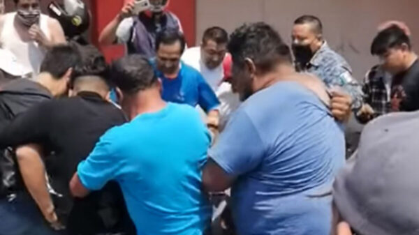 Con golpes y patadas intentan linchar a presunto asesino en Hidalgo