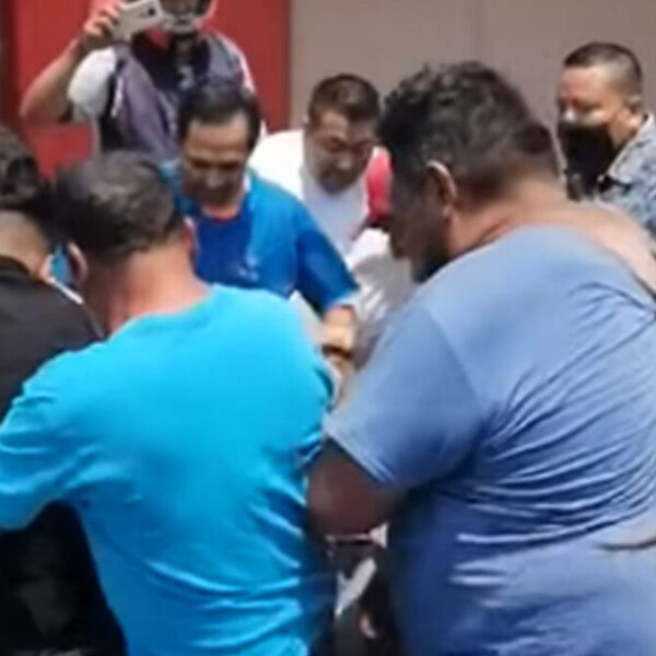 Con golpes y patadas intentan linchar a presunto asesino en Hidalgo