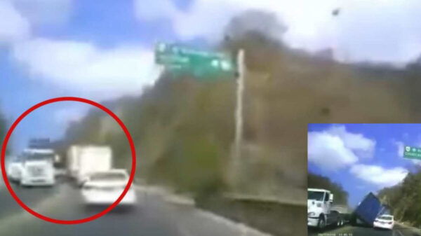 Se desprende contenedor de tráiler y daña 4 autos, en Colima