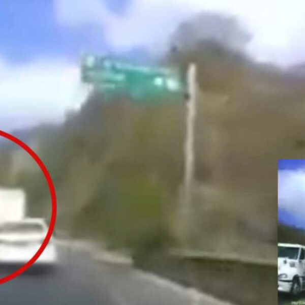 Se desprende contenedor de tráiler y daña 4 autos, en Colima