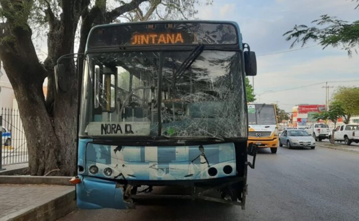 Camión no sede paso y termina impactando a una ambulancia