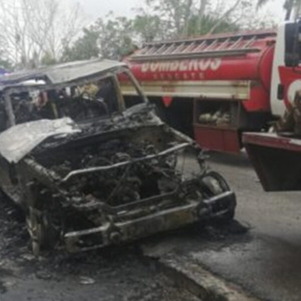 Sustote!, arde transporte de turistas en Playa Del Carmen