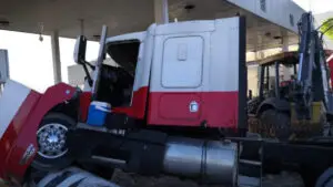 Choca tráiler contra caseta en Coahuila