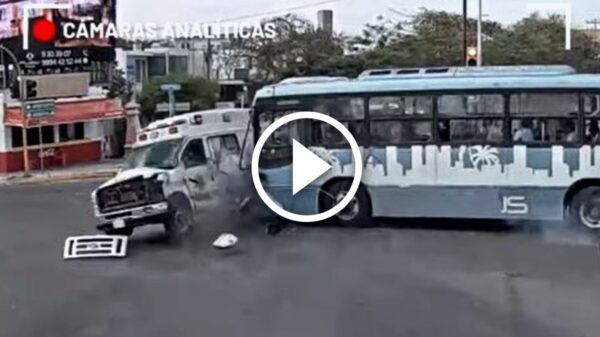 Video: Captan momento exacto del choque entre un camión y una ambulancia en Mérida