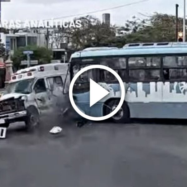 Video: Captan momento exacto del choque entre un camión y una ambulancia en Mérida