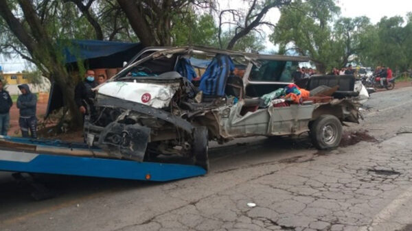 Destroza tráiler a combi de pasajeros en el Estado de México