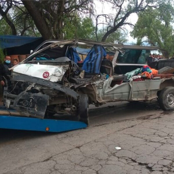 Destroza tráiler a combi de pasajeros en el Estado de México